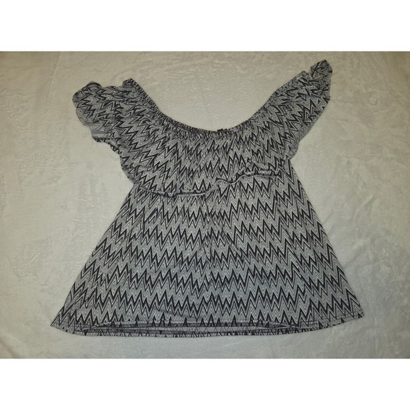 kristin nicole Tops - Kristin Nicole Trixxi off-the-shoulder blouse blk/ wht chevron geometri Pattern